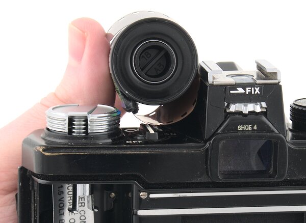 /how-to-load-film-olympus-om-1/olympus-om-1-align-film-canister.jpg