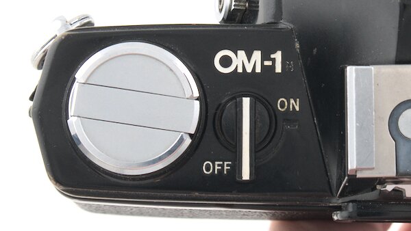 /how-to-load-film-olympus-om-1/olympus-om-1-light-meter-switch.jpg