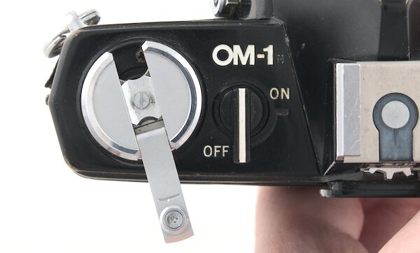 /how-to-rewind-and-remove-film-from-the-olympus-om-1/olympus-om-1-film-rewind-lever.jpg