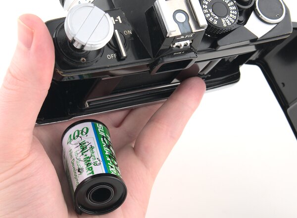 /how-to-rewind-and-remove-film-from-the-olympus-om-1/olympus-om-1-remove-35mm-film.jpg