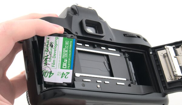 /how-to-rewind-remove-film-nikon-n70-f70/nikon-n70-remove-35mm-film.jpg