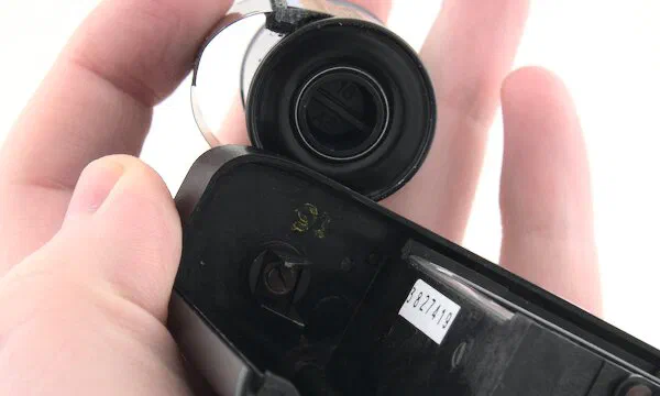 Minox 35 EL Align film canister with rewind knob prongs