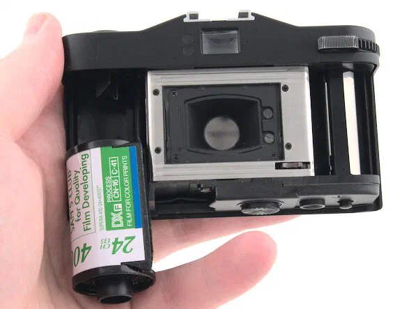 Remove 35mm film from the Minox 35 EL Remove 35mm film from the Minox 35 EL