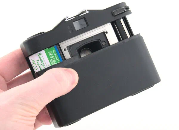 Remove Minox 35 EL film back Remove Minox 35 EL film back