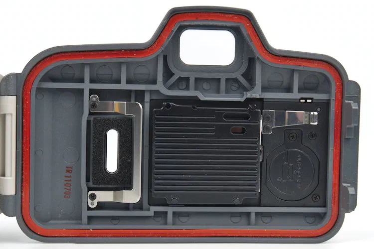 The gasket is dirty with sand, so it is likely to fail The gasket is dirty with sand, so it is likely to fail