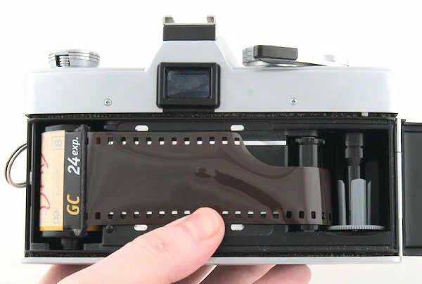 Minolta SRT-101 Pull Film Leader Over