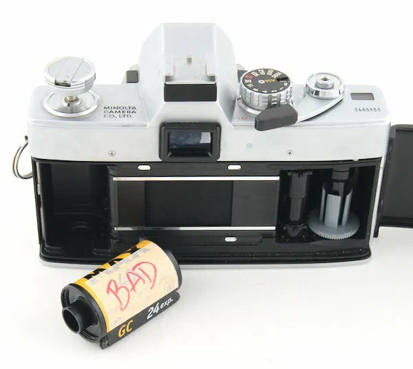 Minolta SRT-101 Remove 35mm Film Minolta SRT-101 Remove 35mm Film
