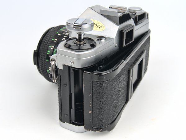 Canon AE-1 opening the film door