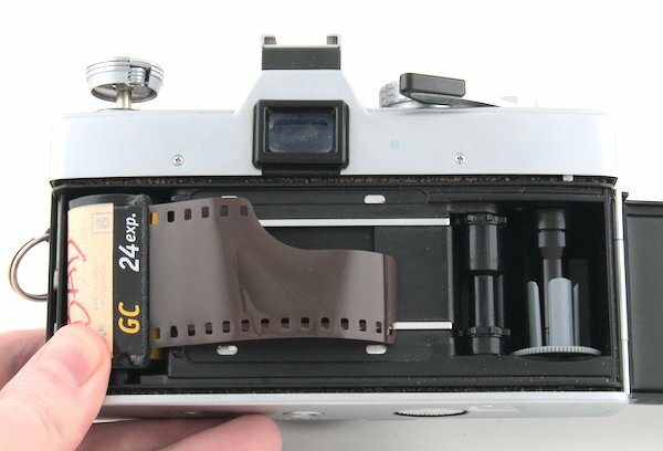Minolta SRT-101 Load 35mm Film