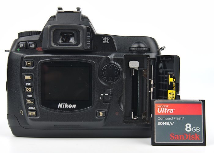 /nikon-d70/d70-memory-card-compact-flash.jpg